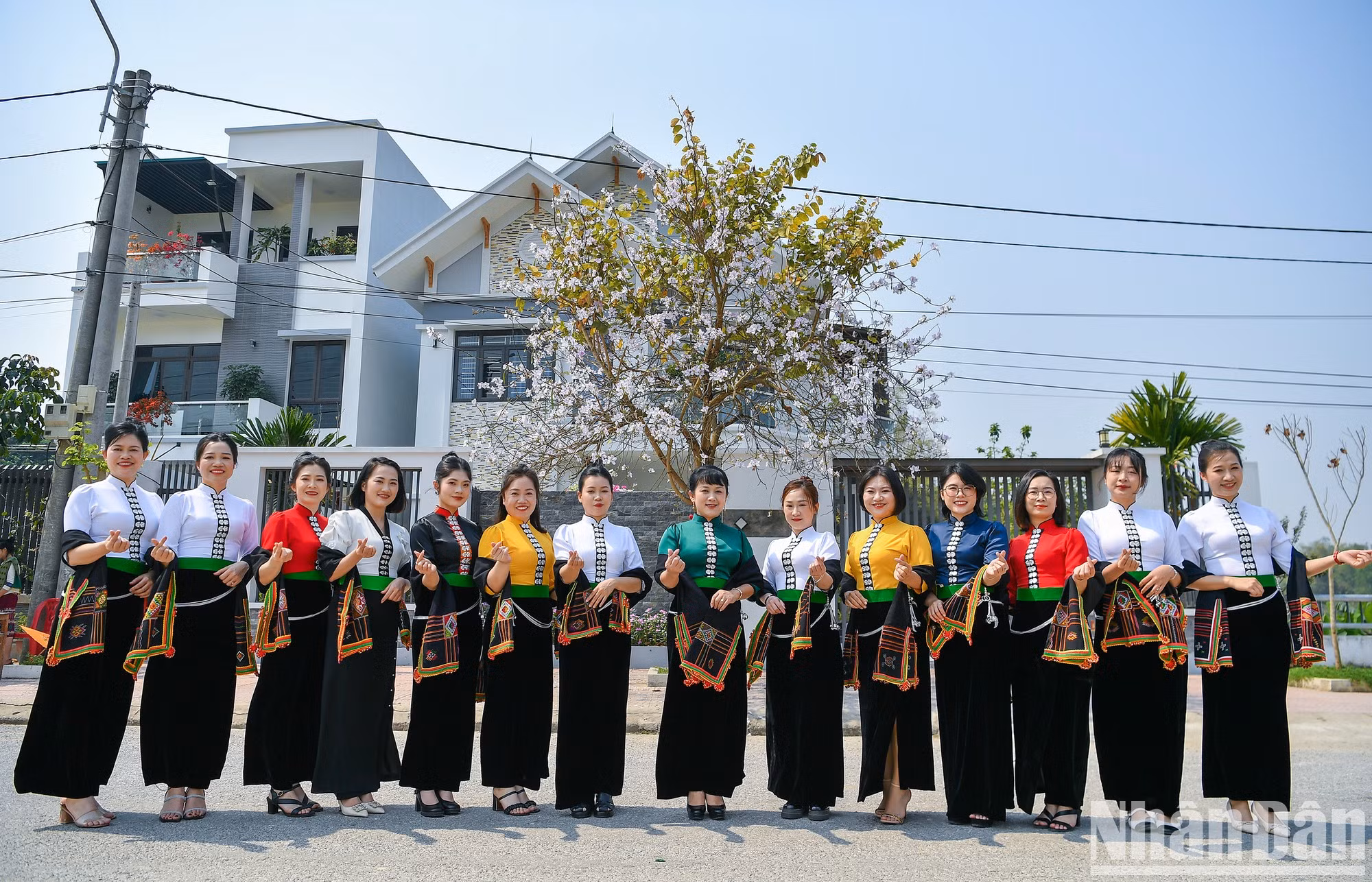 Muchachas ataviadas con el traje de la etnia Thai.