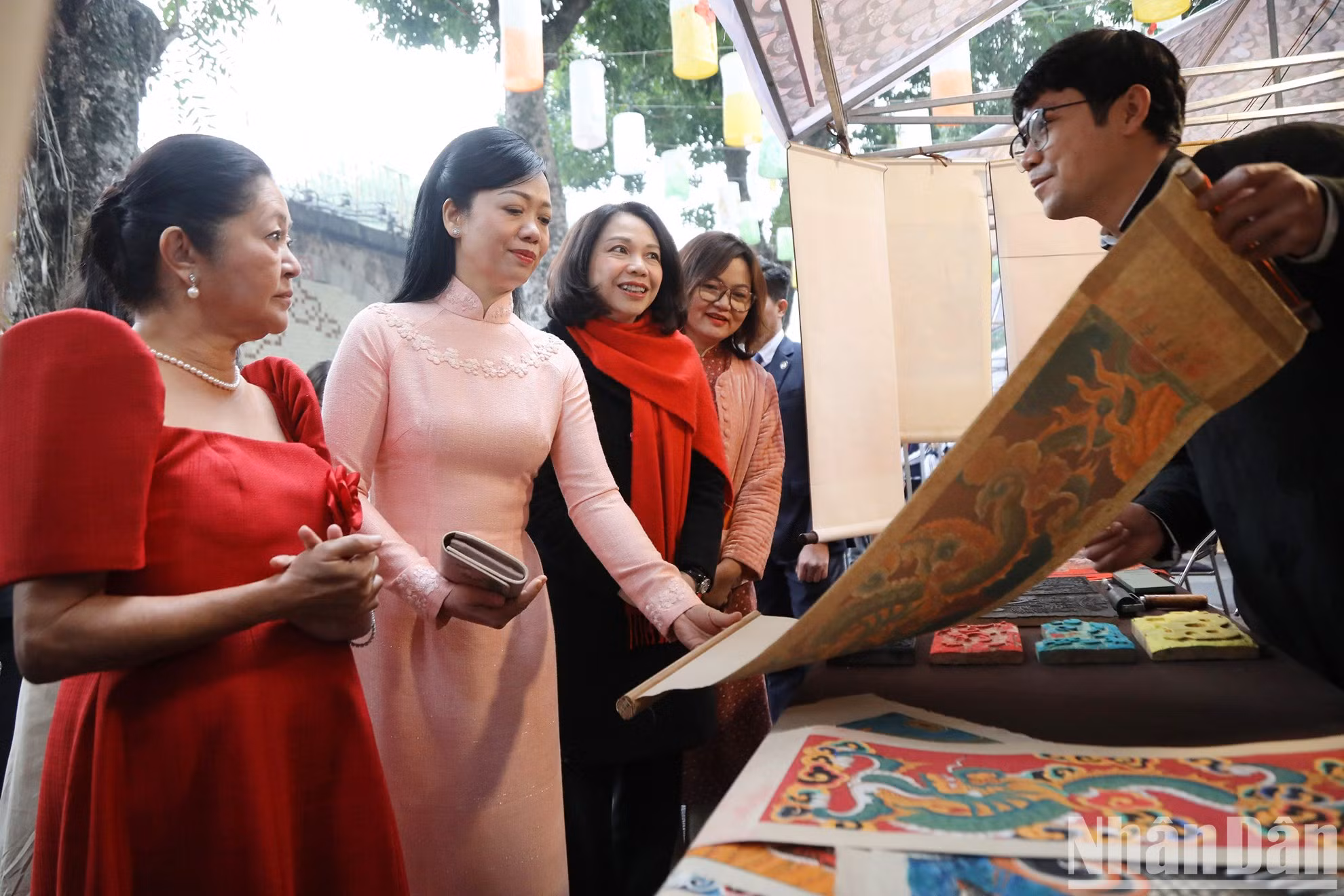 Las dos damas conocen la pintura folclórica de Hang Trong en la calle de murales de Phung Hung.