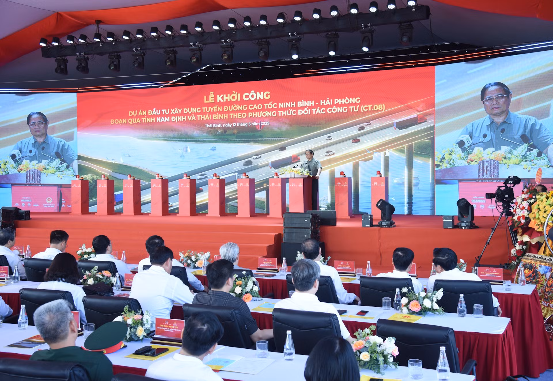 El primer ministro vietnamita, Pham Minh Chinh, pronuncia un discurso en el acto.