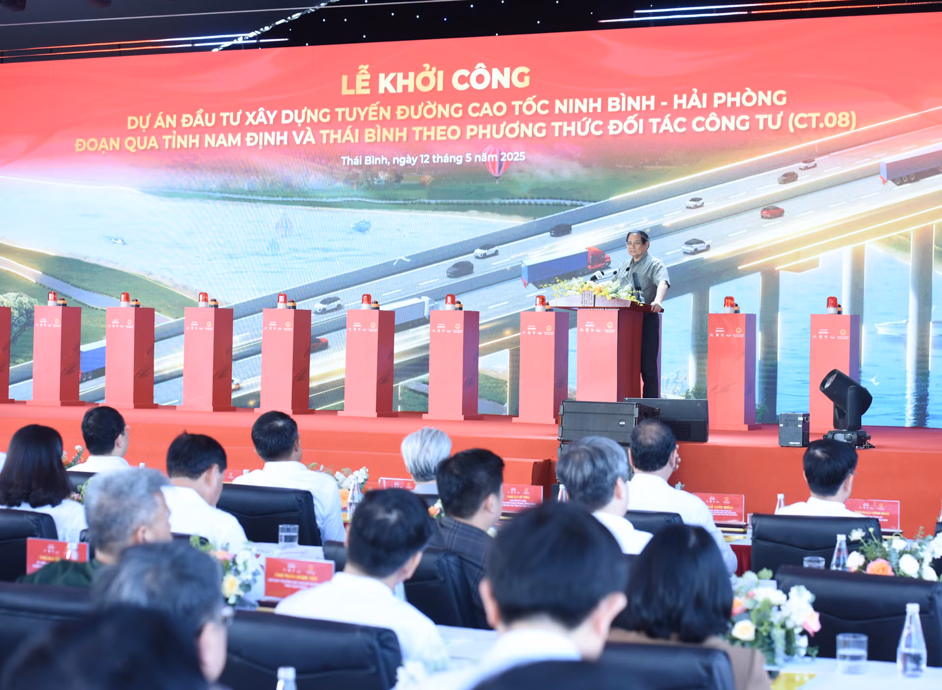 [Foto] Primer ministro vietnamita asiste a acto de inicia de construcción de autopista en provincia de Thai Binh