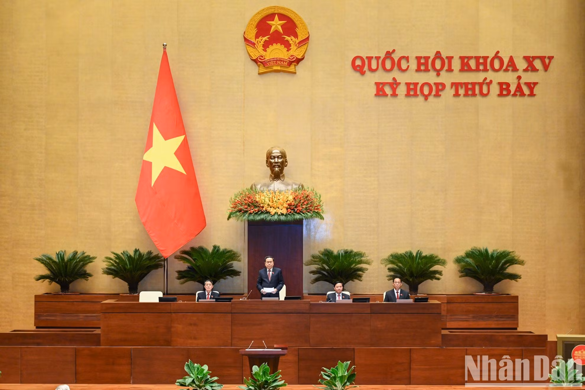El presidente de la Asamblea Nacional vietnamita, Tran Thanh Man, preside la ceremonia de toma de posesión del presidente To Lam.