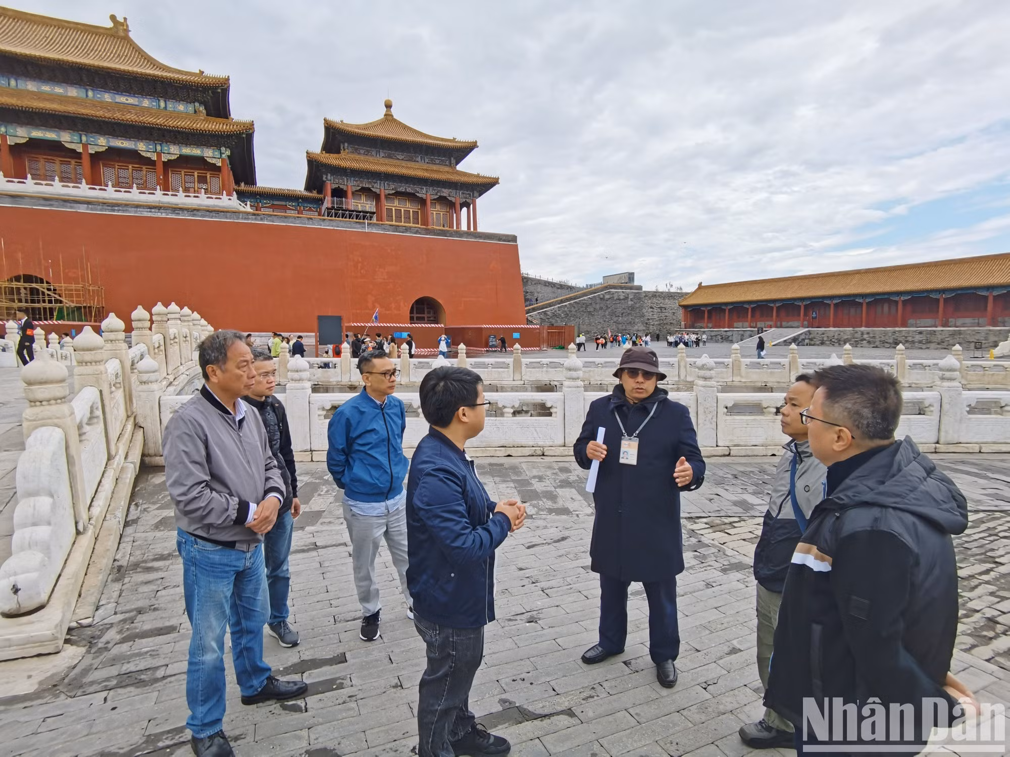 Durante la visita, la delegación de Nhan Dan inspecciona varias entidades económicas y culturales en la ciudad de Pekín y la región autónoma del Tíbet.