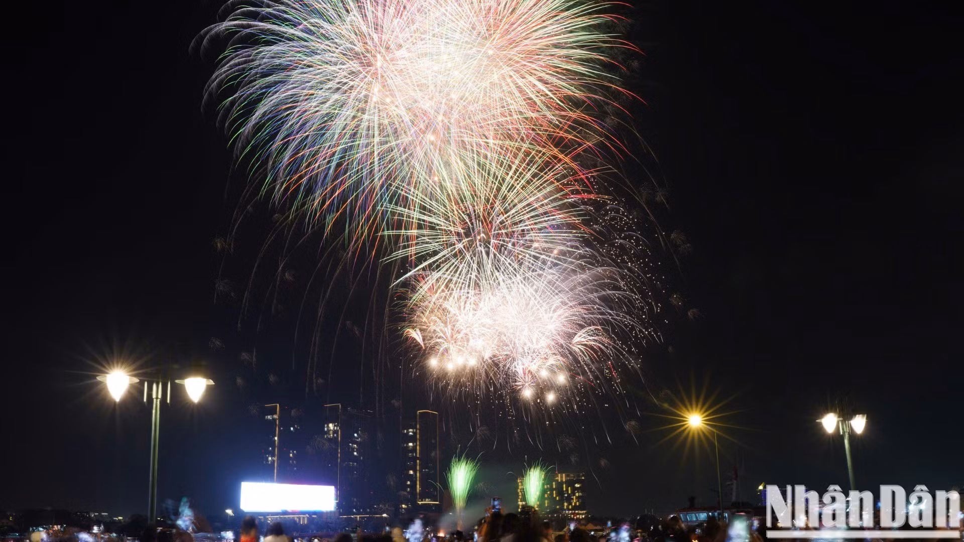 El arte de los fuegos artificiales da la bienvenida al Año Nuevo con alegría de residentes locales y turistas extranjeros.