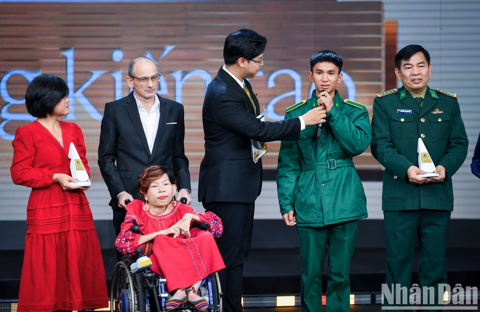 Representantes de los proyectos expresan su sentimiento en la ceremonia de premiación.