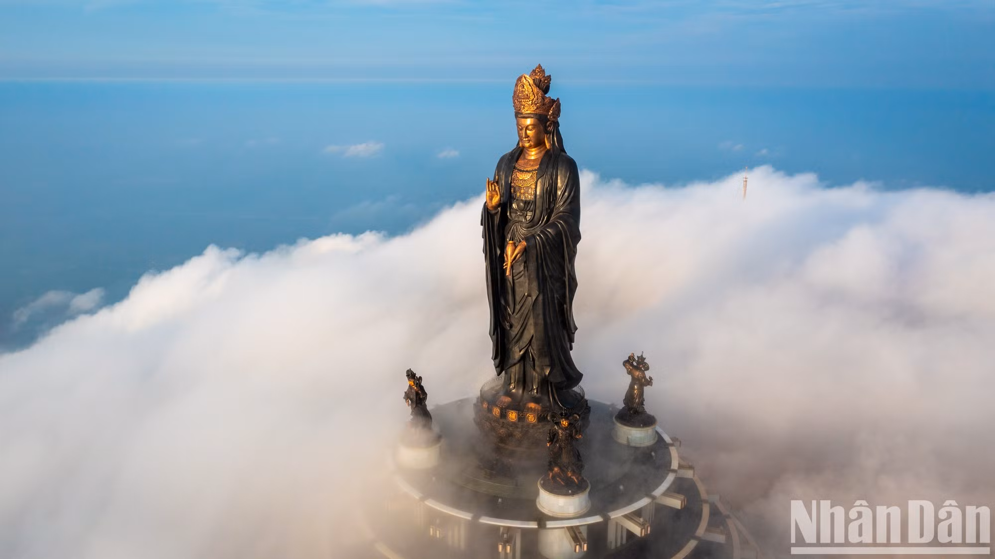 Situada a una altitud de 986 metros sobre el nivel del mar, la montaña Ba Den es conocida como el "techo del Sur" y es el símbolo de la provincia de Tay Ninh.