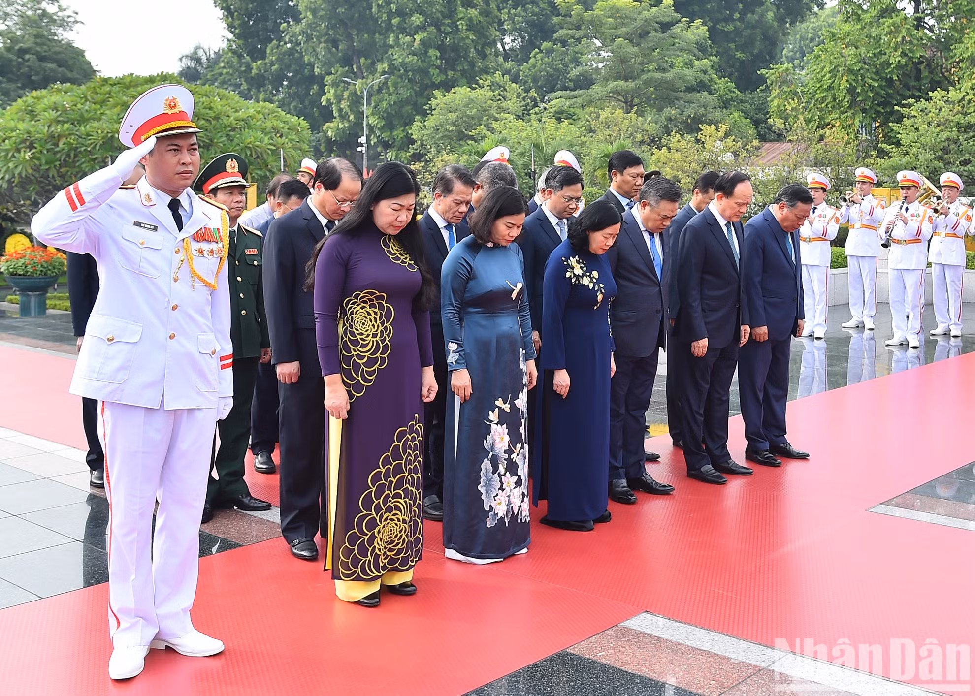 La delegación del Comité partidista, el Consejo Popular, el Comité Popular y el Comité del Frente de la Patria en Hanói, encabezada por Bui Thi Minh Hoai, miembro del Buró Político y secretaria del Comité del Partido en la capital.