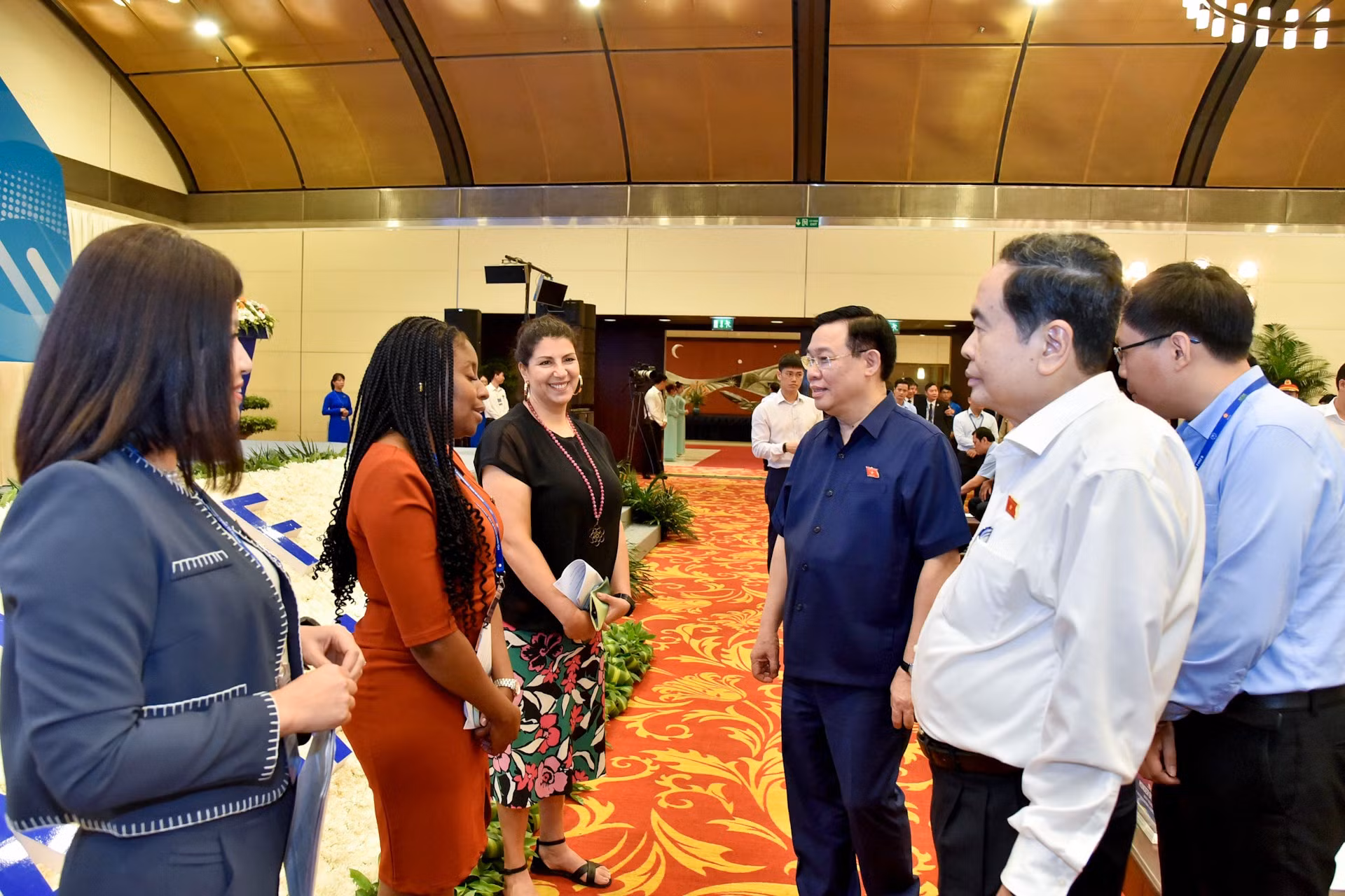 Dinh Hue y los delegados intercambian opiniones. Dinh Hue y los delegados intercambian opiniones.