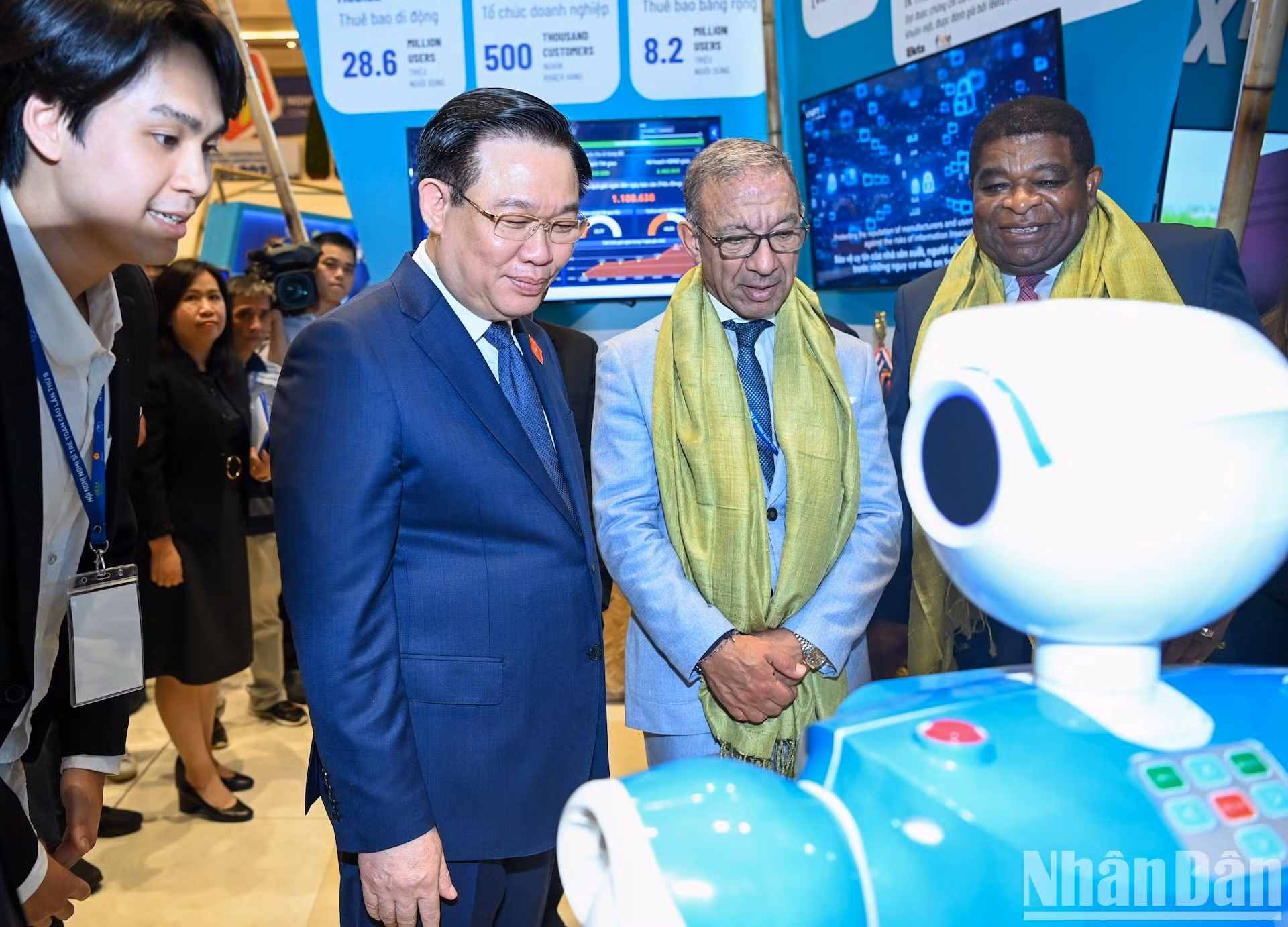 Dinh Hue y los delegados visitan la exhibición de productos de innovación.