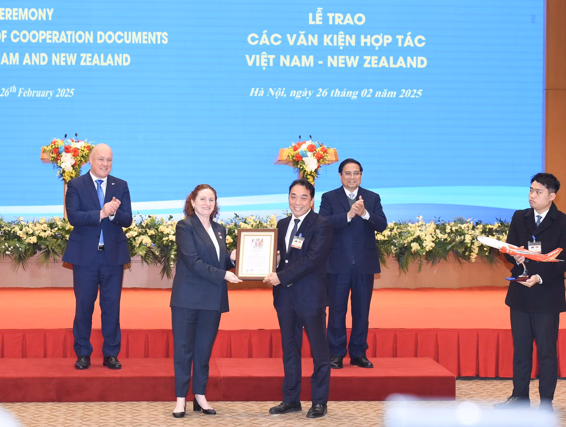 El primer ministro vietnamita, Pham Minh Chinh, y su homólogo neozelandés, Christopher Luxon, presencian el anuncio del quinto servicio aéreo de Vietjet Air entre ambos países.