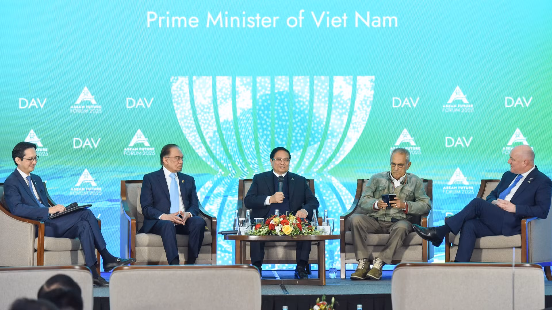 [Foto] Premier vietnamita asiste a sesión plenaria de alto nivel del segundo Foro del Futuro de la Asean