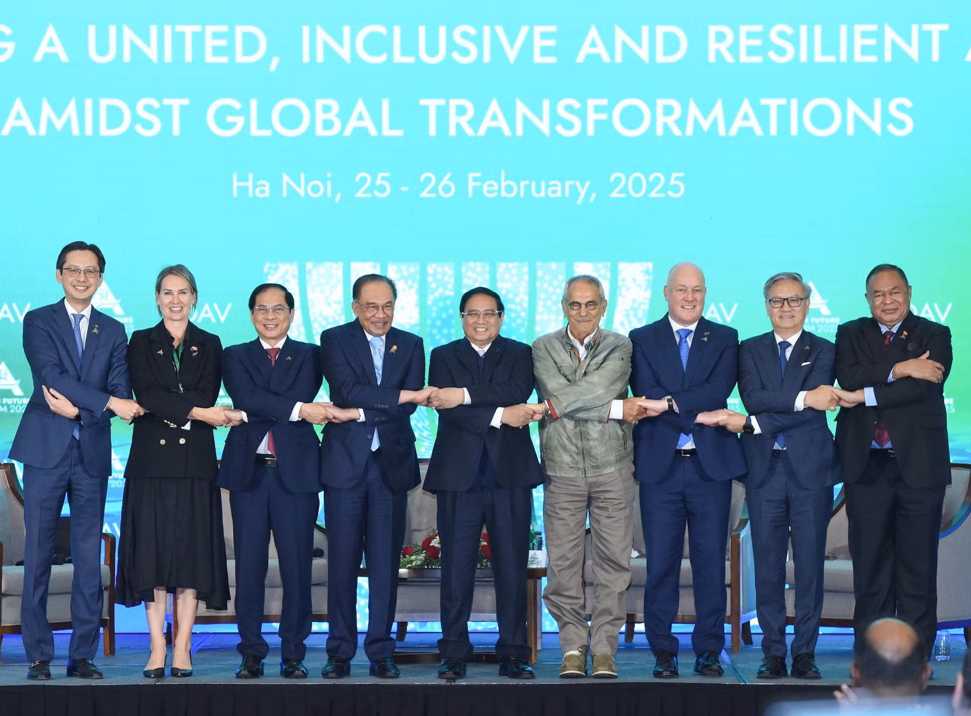 El primer ministro de Vietnam, Pham Minh Chinh, y sus pares de Malasia, Anwar bin Ibrahim, y de Nueva Zelanda, Christopher Luxon, y el presidente de Timor Oriental, José Ramos-Horta asisten a la sesión plenaria. El primer ministro de Vietnam, Pham Minh Chinh, y sus pares de Malasia, Anwar bin Ibrahim, y de Nueva Zelanda, Christopher Luxon, y el presidente de Timor Oriental, José Ramos-Horta asisten a la sesión plenaria.