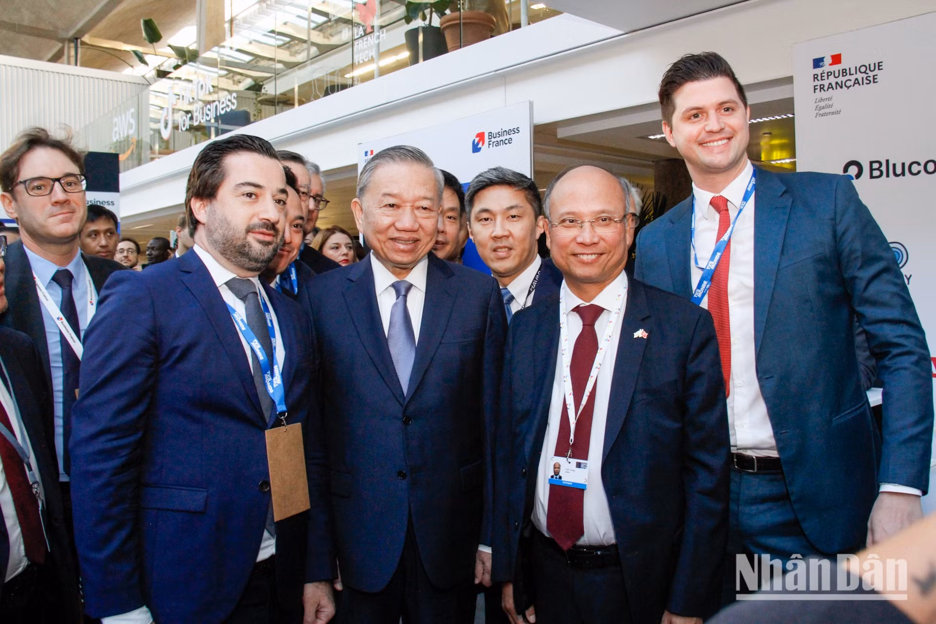 El secretario general del PCV y presidente de Vietnam, To Lam, visita los stands de las empresas francesas que hacen negocios en Vietnam. (Foto: MINH DUY) El secretario general del PCV y presidente de Vietnam, To Lam, visita los stands de las empresas francesas que hacen negocios en Vietnam. (Foto: MINH DUY)