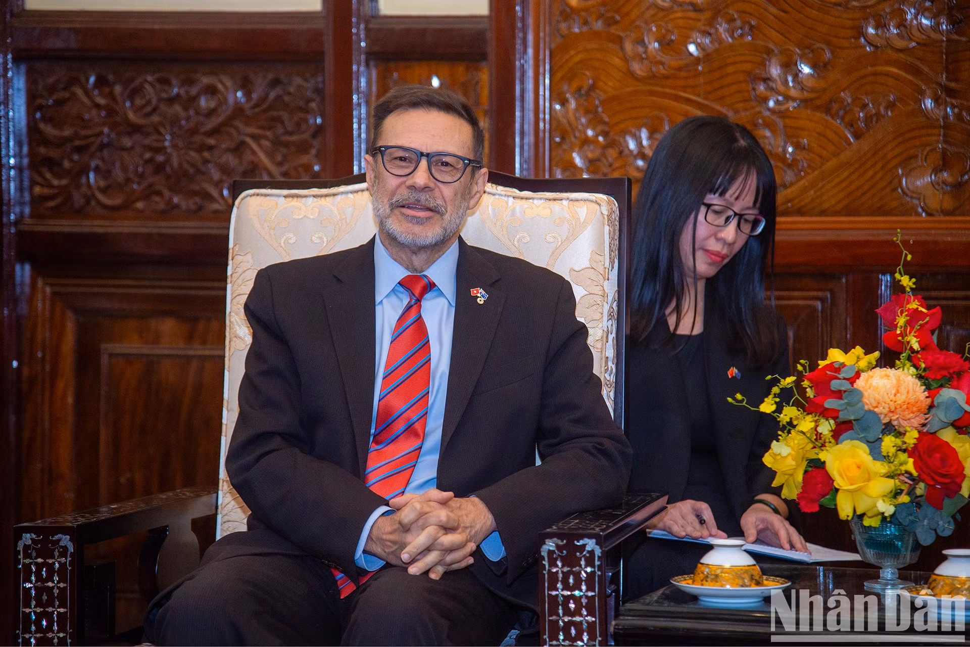 El embajador de Australia, Andrew Goledzinowski, interviene en el acto.