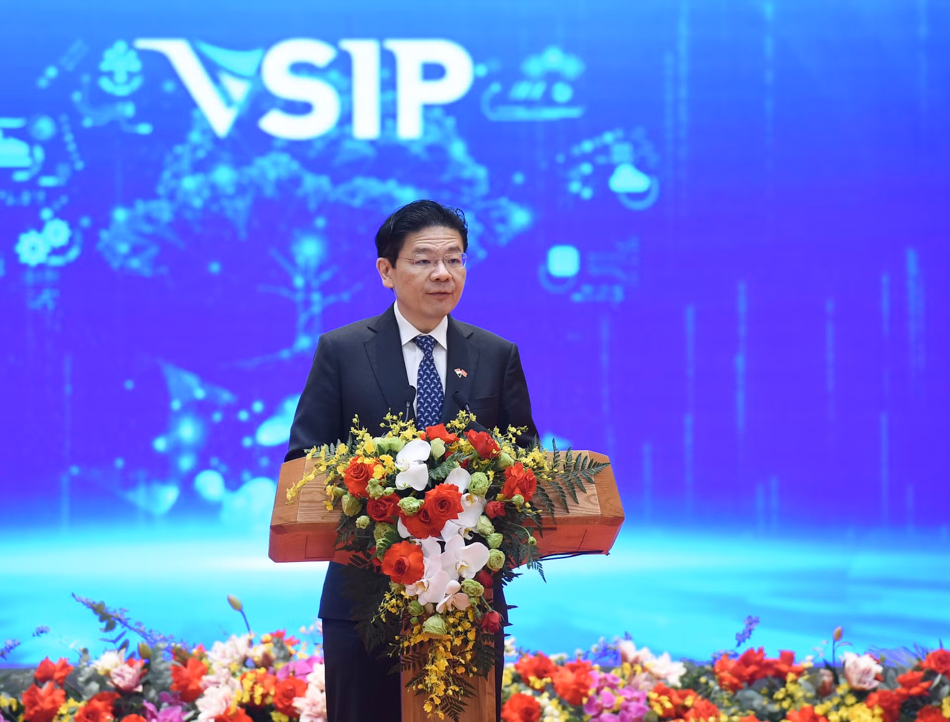 El primer ministro de Singapur, Lawrence Wong, habla en la inauguración del Parque Industrial VSIP Thai Binh.