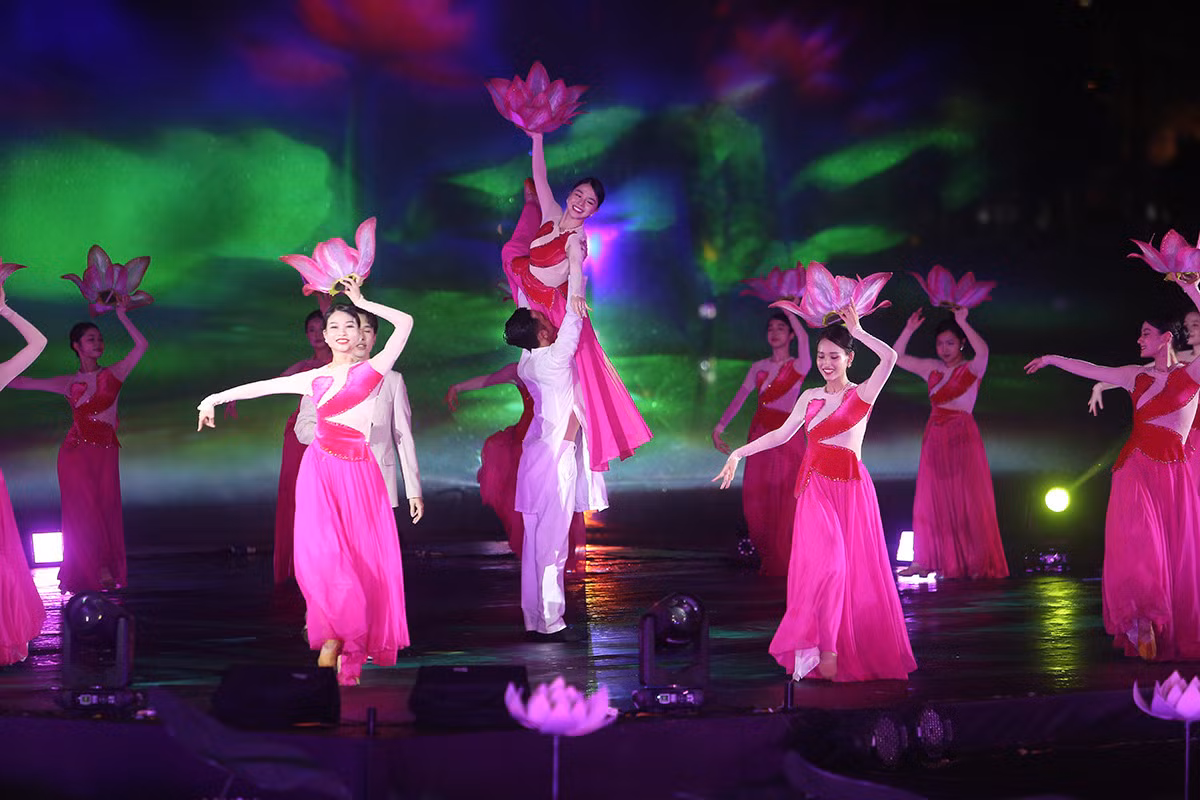El evento también honra a la belleza y valores culturales de Thang Long- Hanói y la tierra de Tay Ho. El evento también honra a la belleza y valores culturales de Thang Long- Hanói y la tierra de Tay Ho.