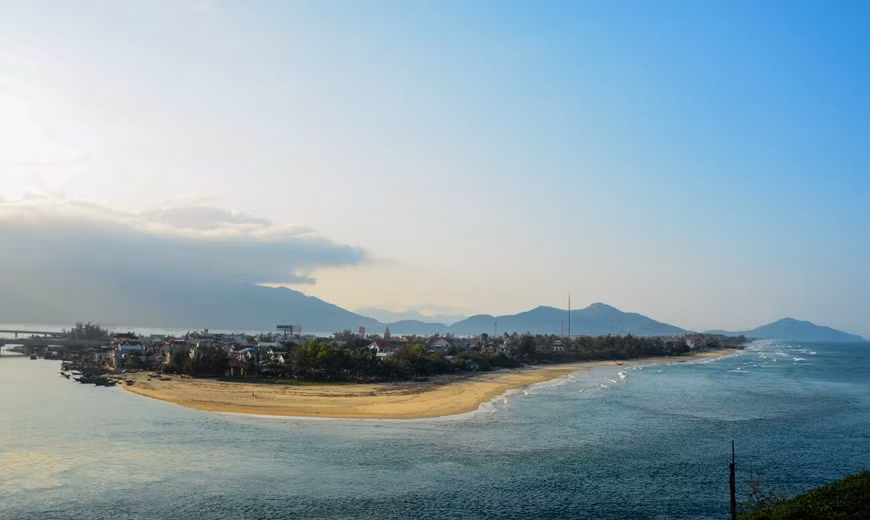 Panorama de la ciudad de Da Nang desde este lugar (Fotografía: VNA) Panorama de la ciudad de Da Nang desde este lugar (Fotografía: VNA)