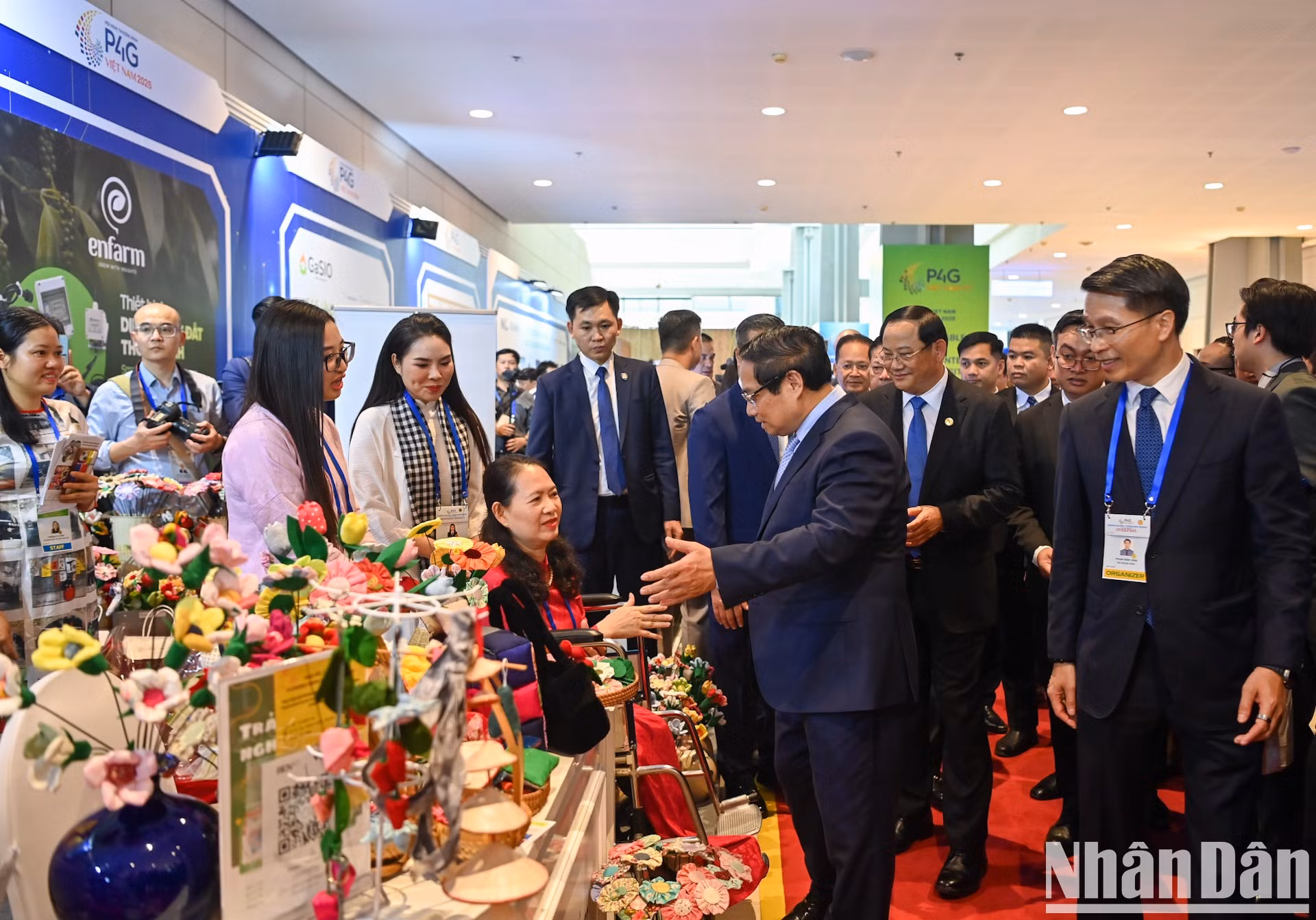 El premier Pham Minh Chinh visita un stand en la exposición.