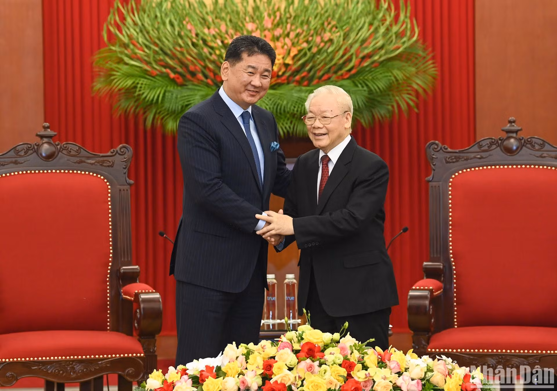 El secretario general del Partido Comunista de Vietnam, Nguyen Phu Trong y el presidente de Mongolia, Ukhnaagiin Khurelsukh. El secretario general del Partido Comunista de Vietnam, Nguyen Phu Trong y el presidente de Mongolia, Ukhnaagiin Khurelsukh.