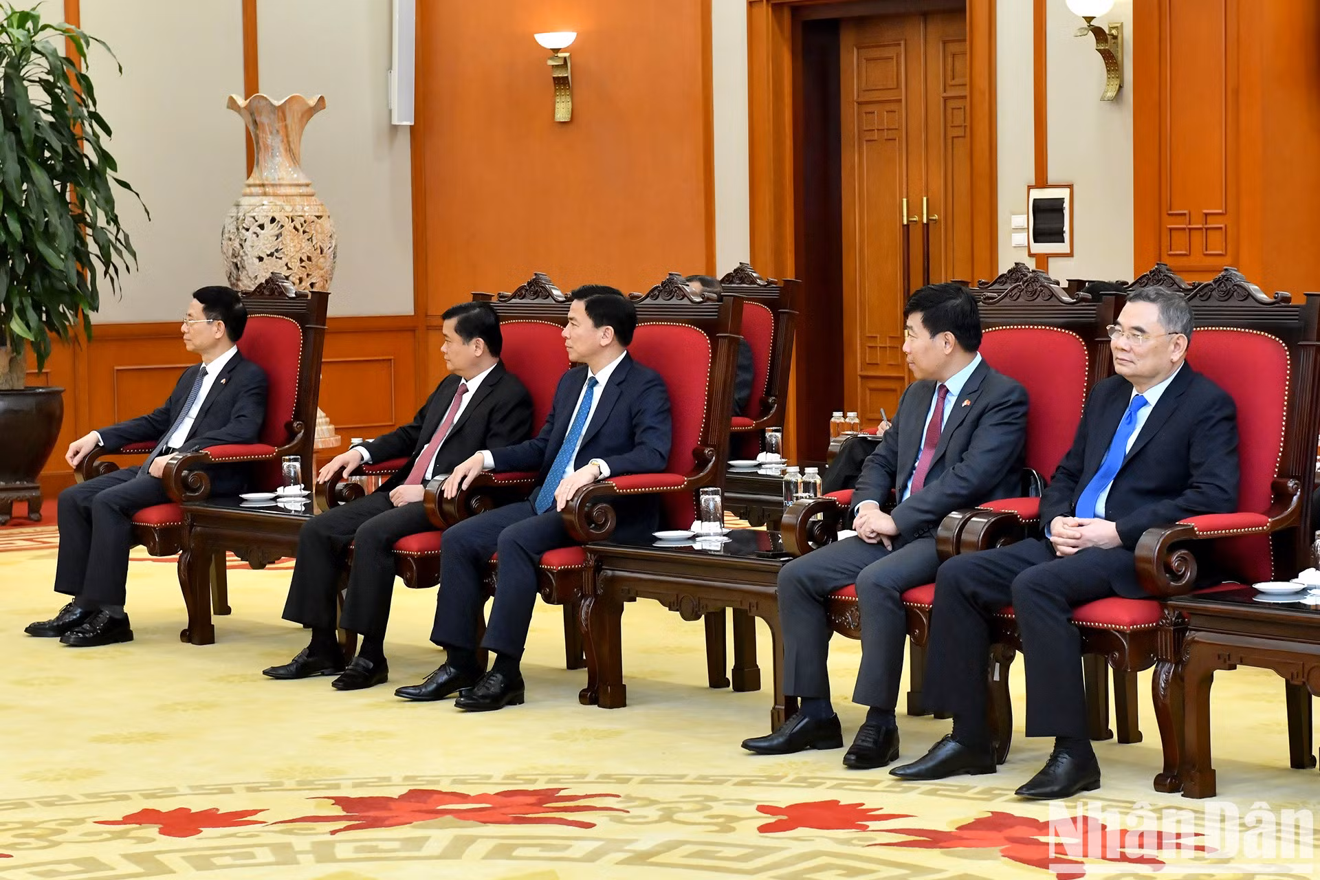 Funcionarios vietnamitas acuden a la reunión.