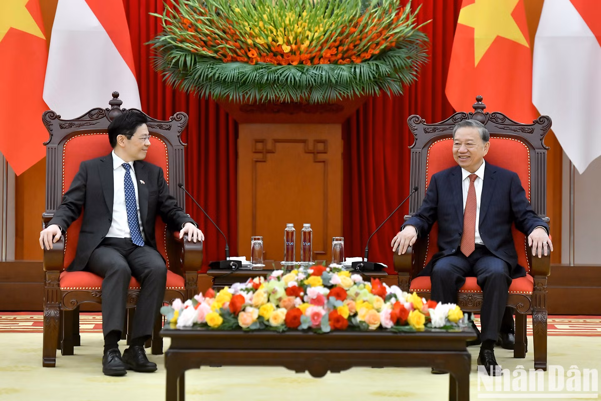 El máximo dirigente partidista de Vietnam, conversa con el premier de Singapur.