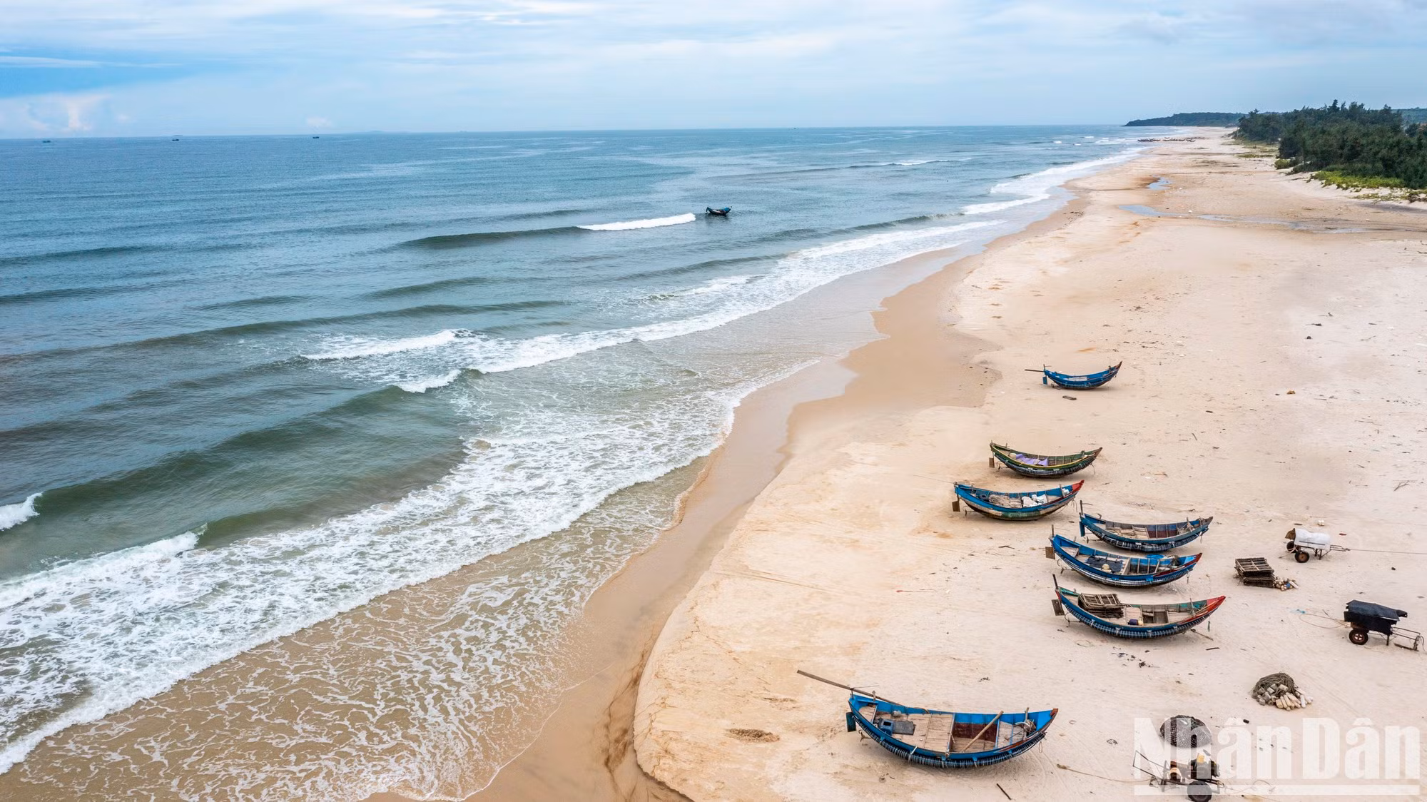 Con una longitud de 14 kilómetros, la playa de Vinh Thai es muy limpia porque las actividades turísticas y comerciales están limitadas. Las largas playas siguen siendo el lugar donde anclan los barcos pesqueros locales y salen al mar todos los días.