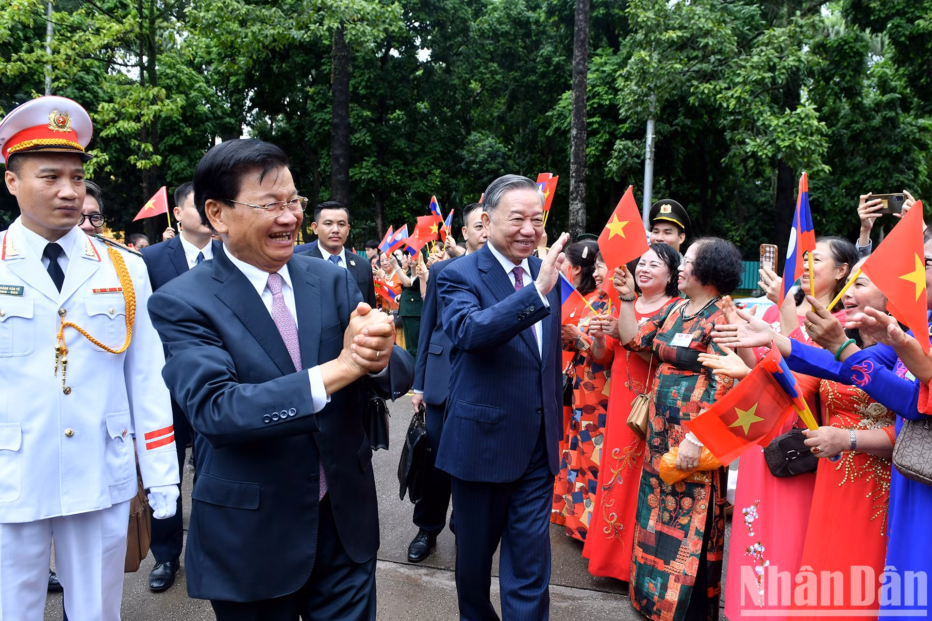 Los ciudadanos de Hanói dan bienvenida al máximo dirigente de Laos.