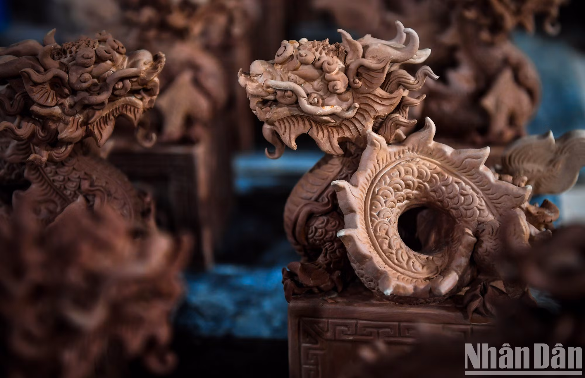 En especial, la estatua de dragón en el sello se crea basándose en la forma de ese animal mitológico de la dinastía Le que se encuentra en el palacio de Kinh Thien en la Ciudadela Imperial de Thang Long, Hanói. En especial, la estatua de dragón en el sello se crea basándose en la forma de ese animal mitológico de la dinastía Le que se encuentra en el palacio de Kinh Thien en la Ciudadela Imperial de Thang Long, Hanói.