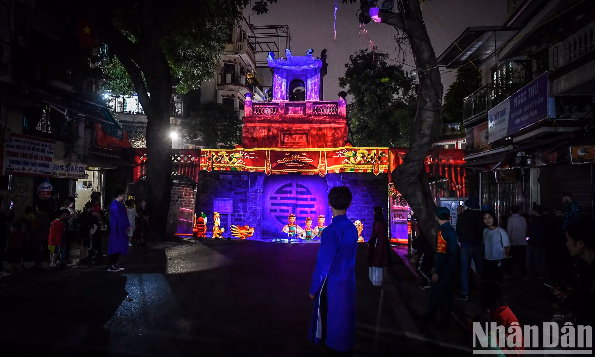 El Servicio de Turismo de la capital vietnamita lanzó anoche novedades de turismo nocturno y desveló el Espacio de Iluminación de Arte Nocturno de Hanói, un punto sensorial de emociones. También designa la zona del lago Hoan Kiem y sus alrededores y el Casco Antiguo de Hanói como destino turístico típico de la ciudad.