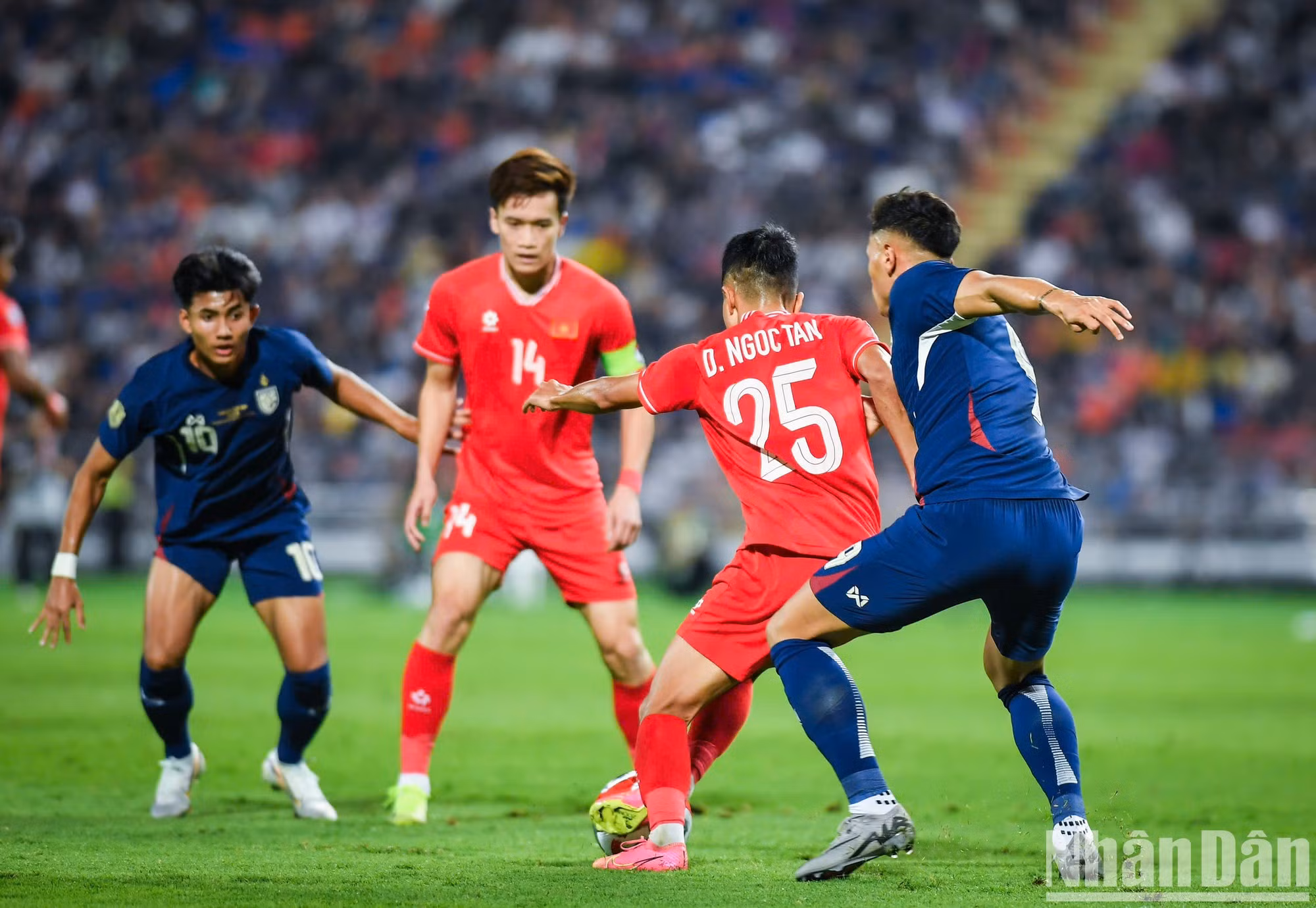 En el minuto 28, el defensa vietnamita Ngoc Tan realiza un torpe despeje. El balón le cae a Ben Davis, que suelta un potente disparo. En el minuto 28, el defensa vietnamita Ngoc Tan realiza un torpe despeje. El balón le cae a Ben Davis, que suelta un potente disparo.