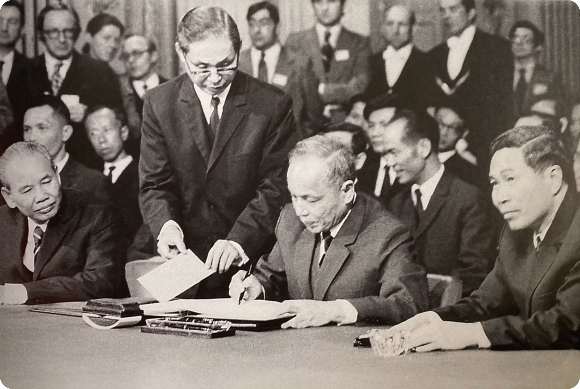 El vice primer ministro y también canciller Nguyen Duy Trinh fue el representante del Gobierno de la República Democrática de Vietnam. El vice primer ministro y también canciller Nguyen Duy Trinh fue el representante del Gobierno de la República Democrática de Vietnam.