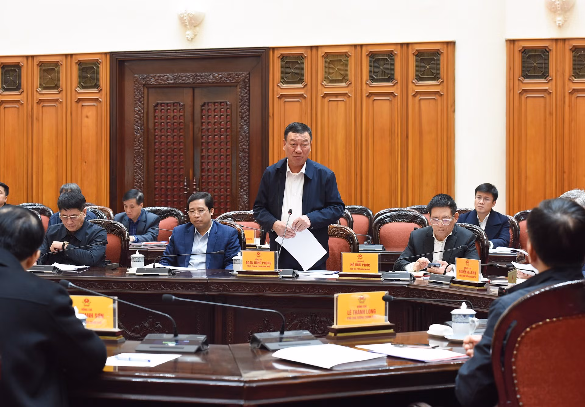 El ministro de Transportes, Doan Hong Phong presenta su opinión.