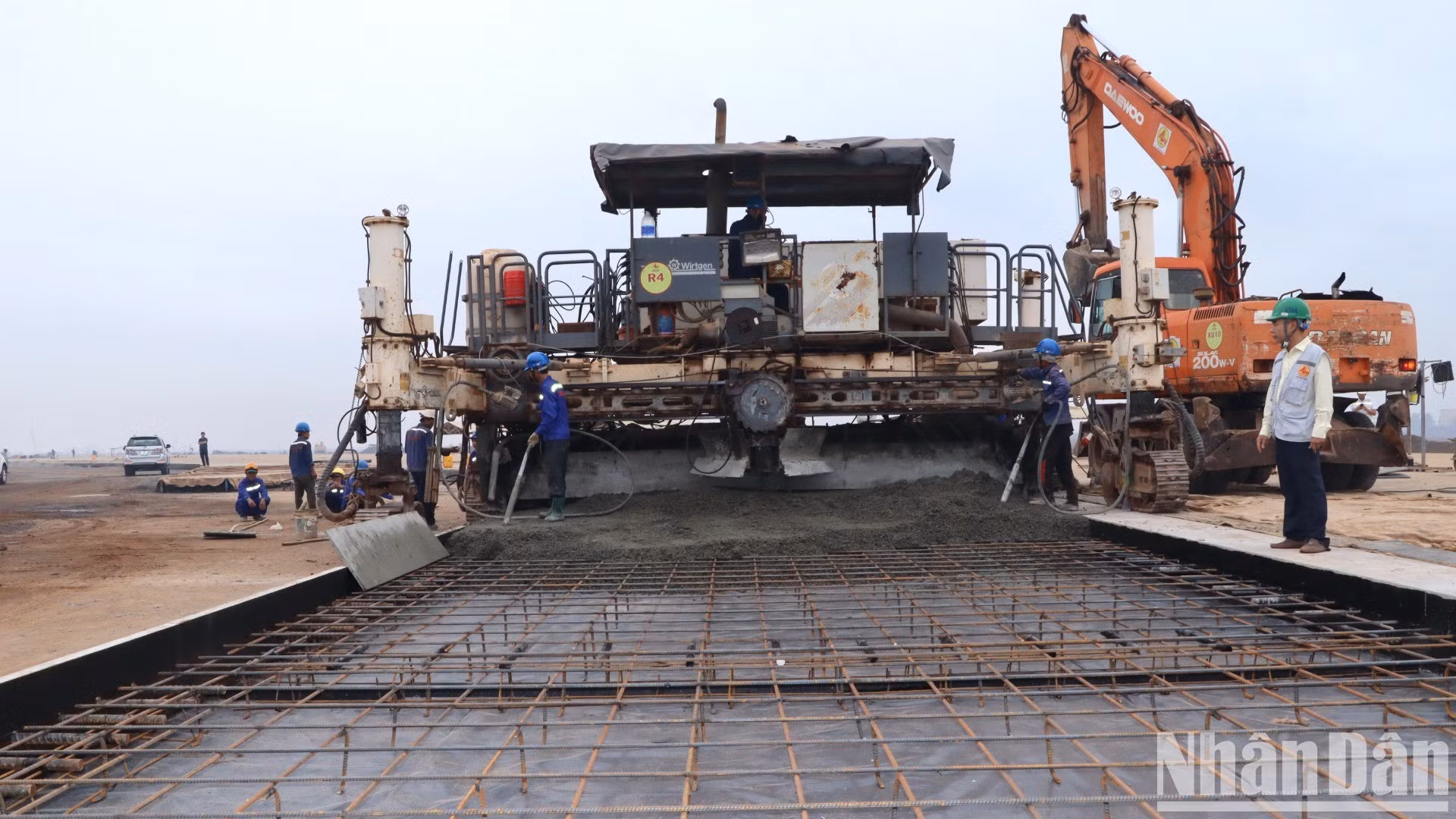 La construcción de la primera pista en el aeropuerto.