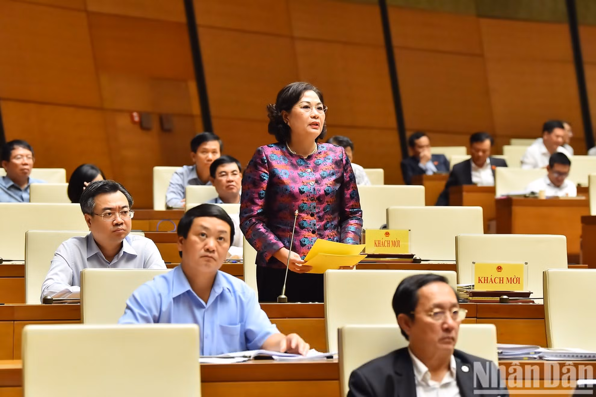 La gobernadora del Banco Estatal de Vietnam, Nguyen Thi Hong, explica cuestiones planteadas por los delegados de la Asamblea Nacional.