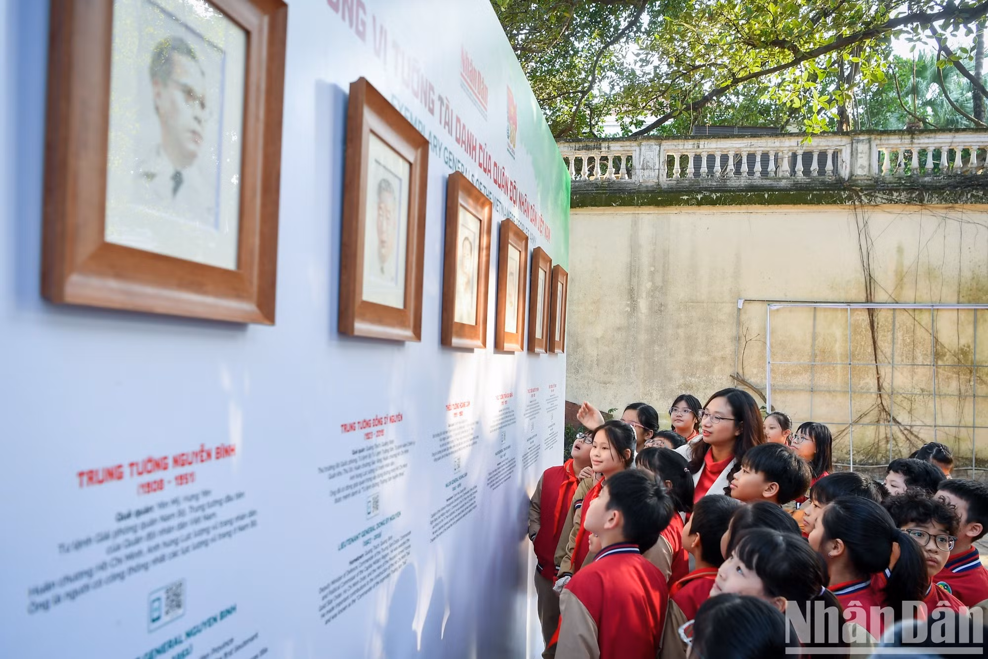 Estudiantes de una escuela primaria visitan la exhibición.