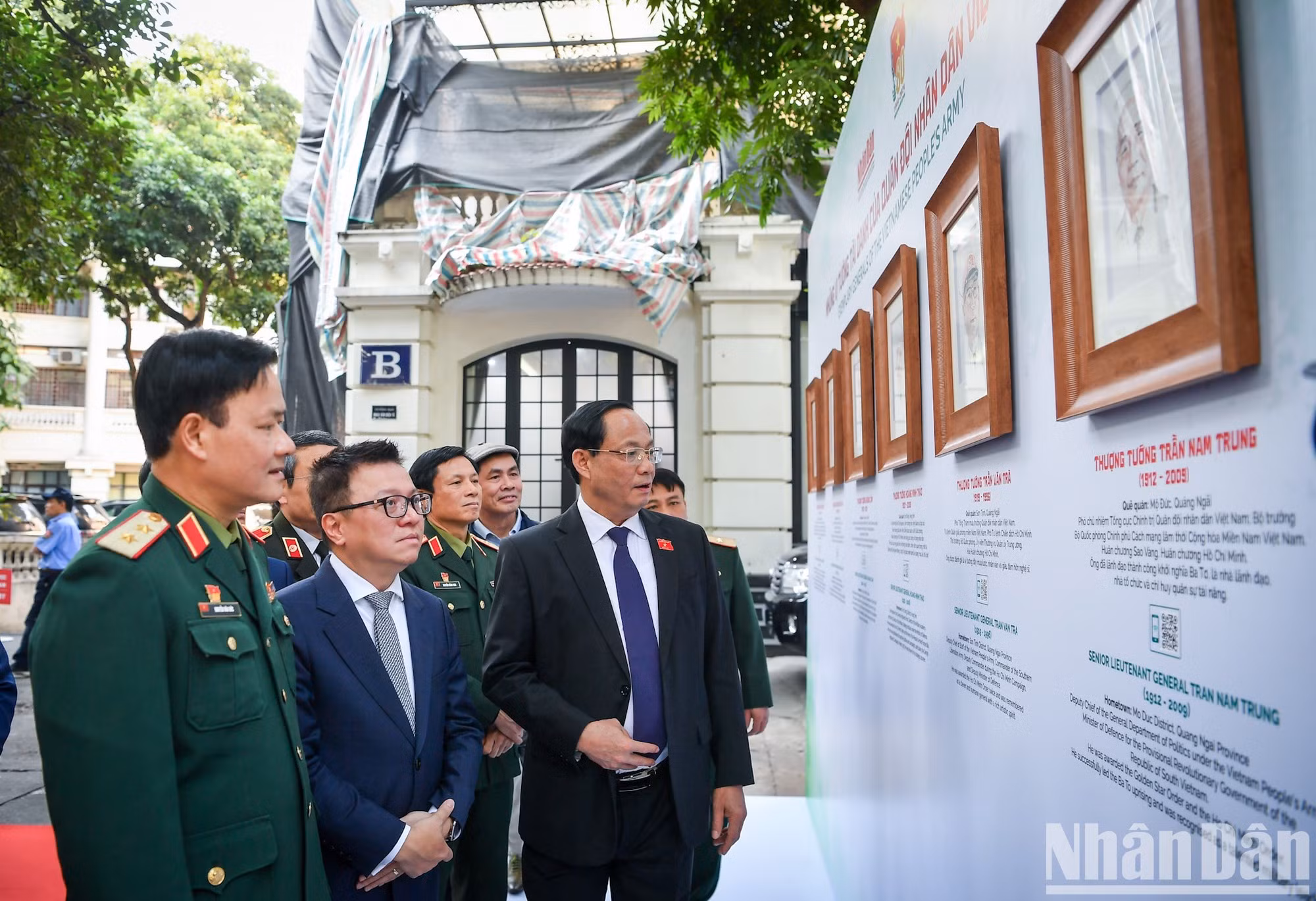 El teniente general Tran Quang Phuong (primero por la derecha), vicepresidente de la Asamblea Nacional de Vietnam, visita la exposición.