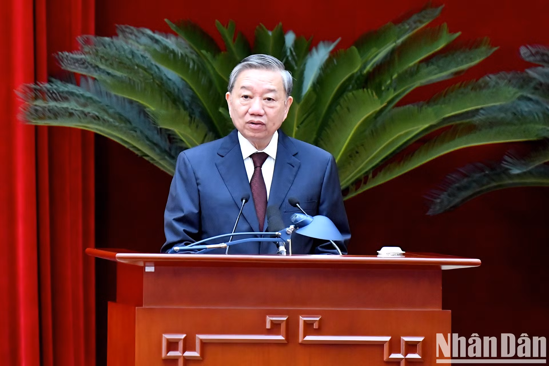 El secretario general del PCV, To Lam, pronuncia el discurso inaugural del evento.