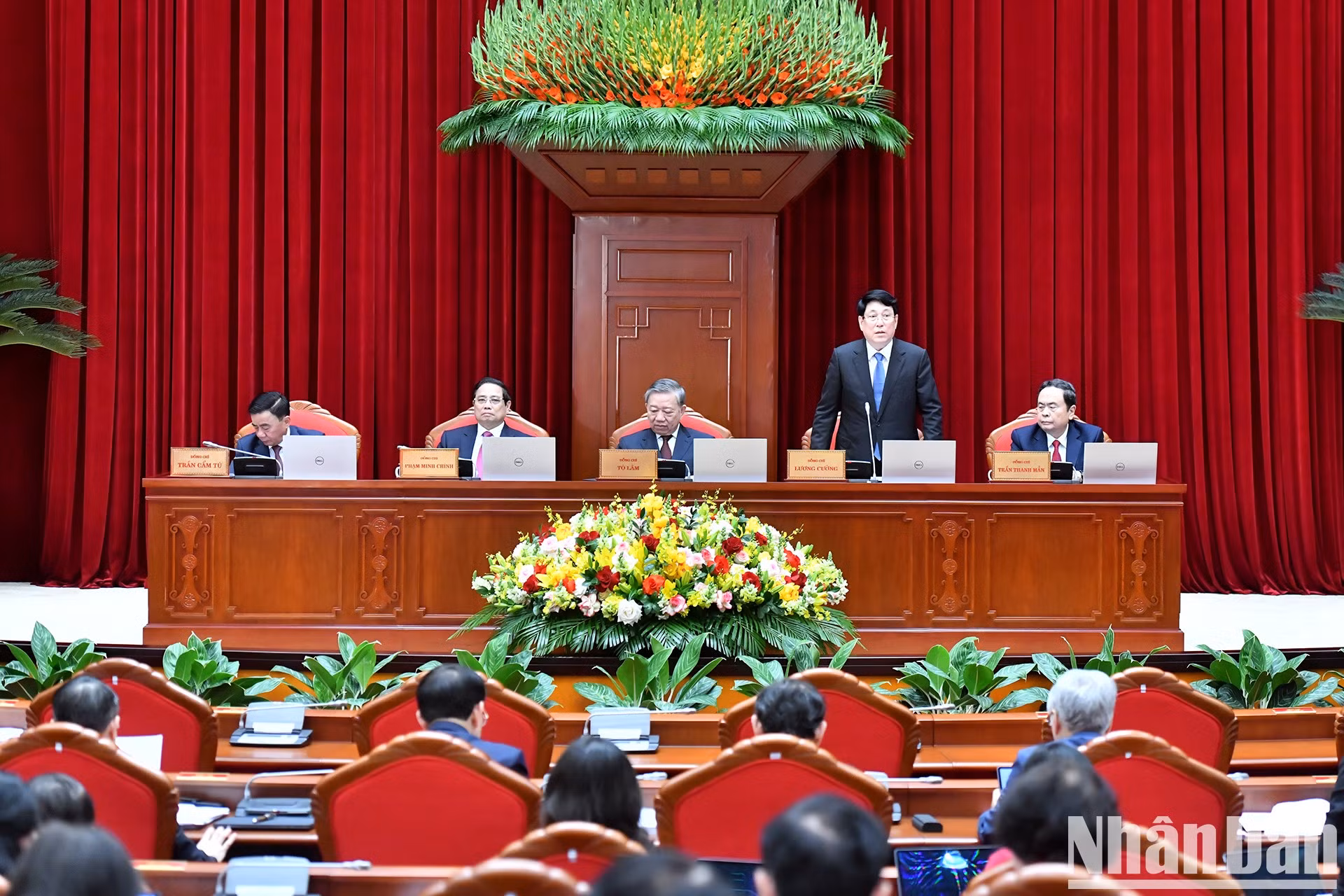 El miembro del Buró Político y el presidente del país, Luong Cuong, dirige la conferencia.