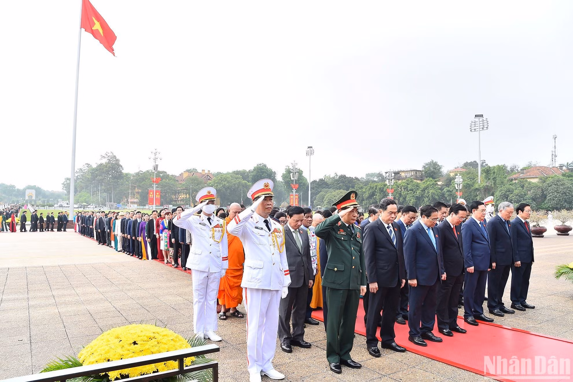 Los dirigentes del Partido y Estado rinden homenaje al Presidente Ho Chi Minh.