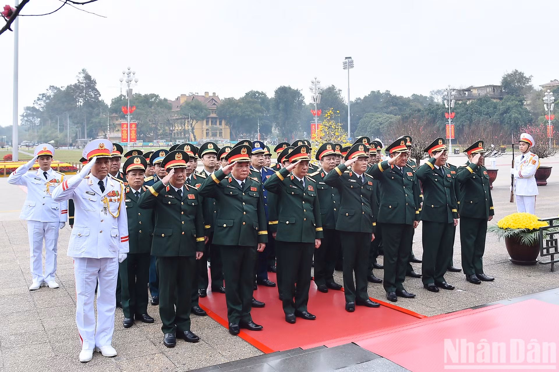 La delegación del Ministerio de Defensa rinde homenaje al Presidente Ho Chi Minh.