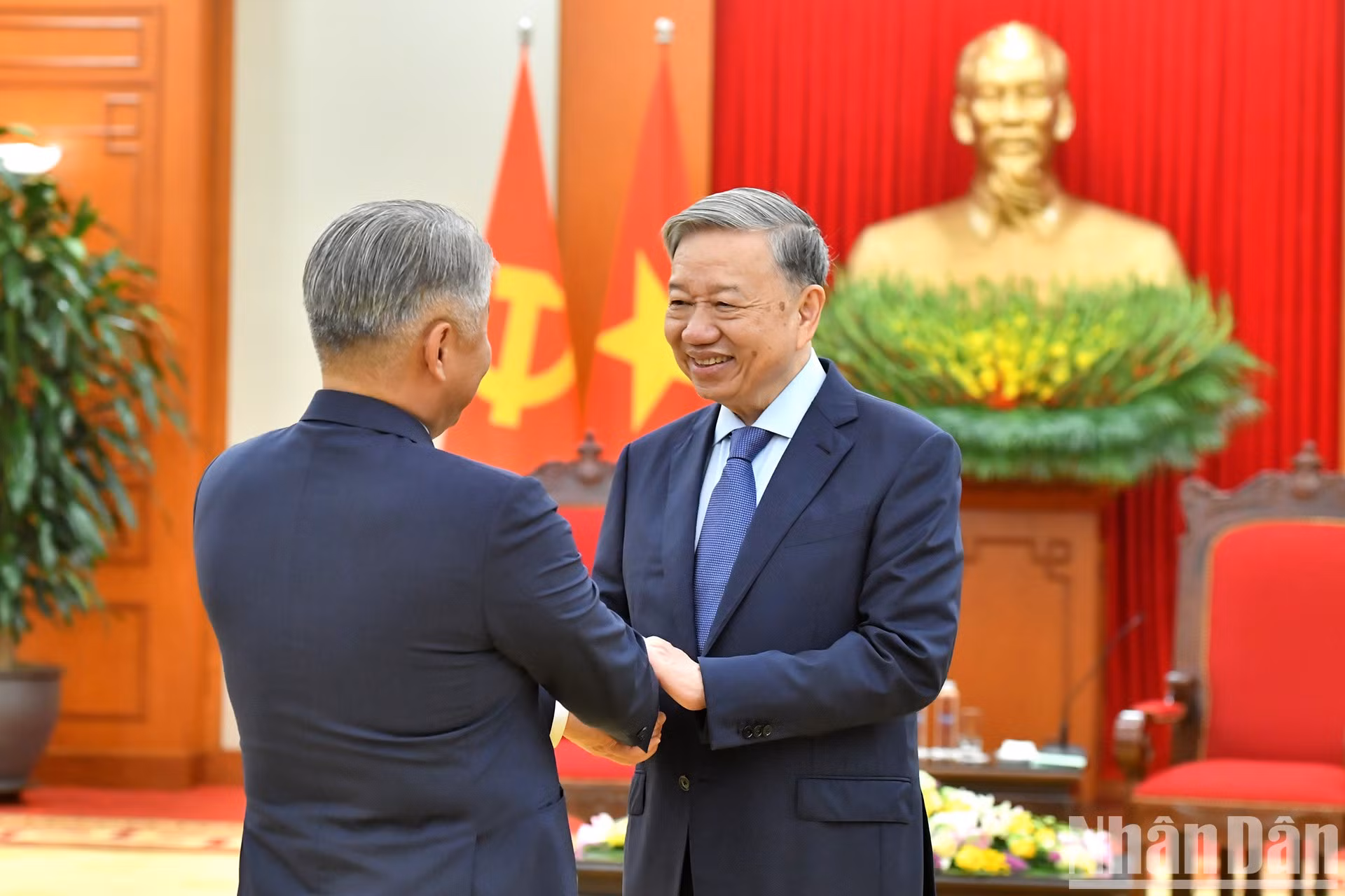 El secretario general del PCV, saluda al titular de Mongolia.