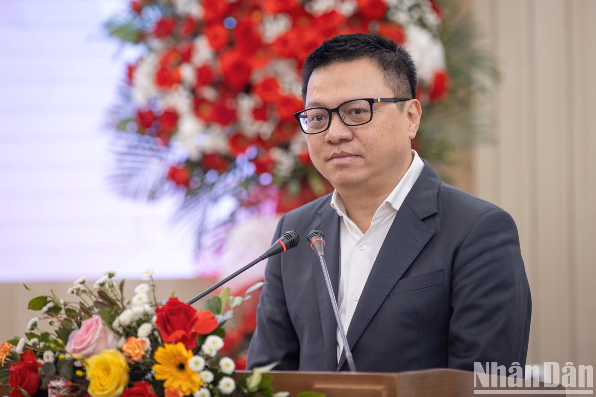 El presidente-editor de Nhan Dan, Le Quoc Minh, habla en el acto.
