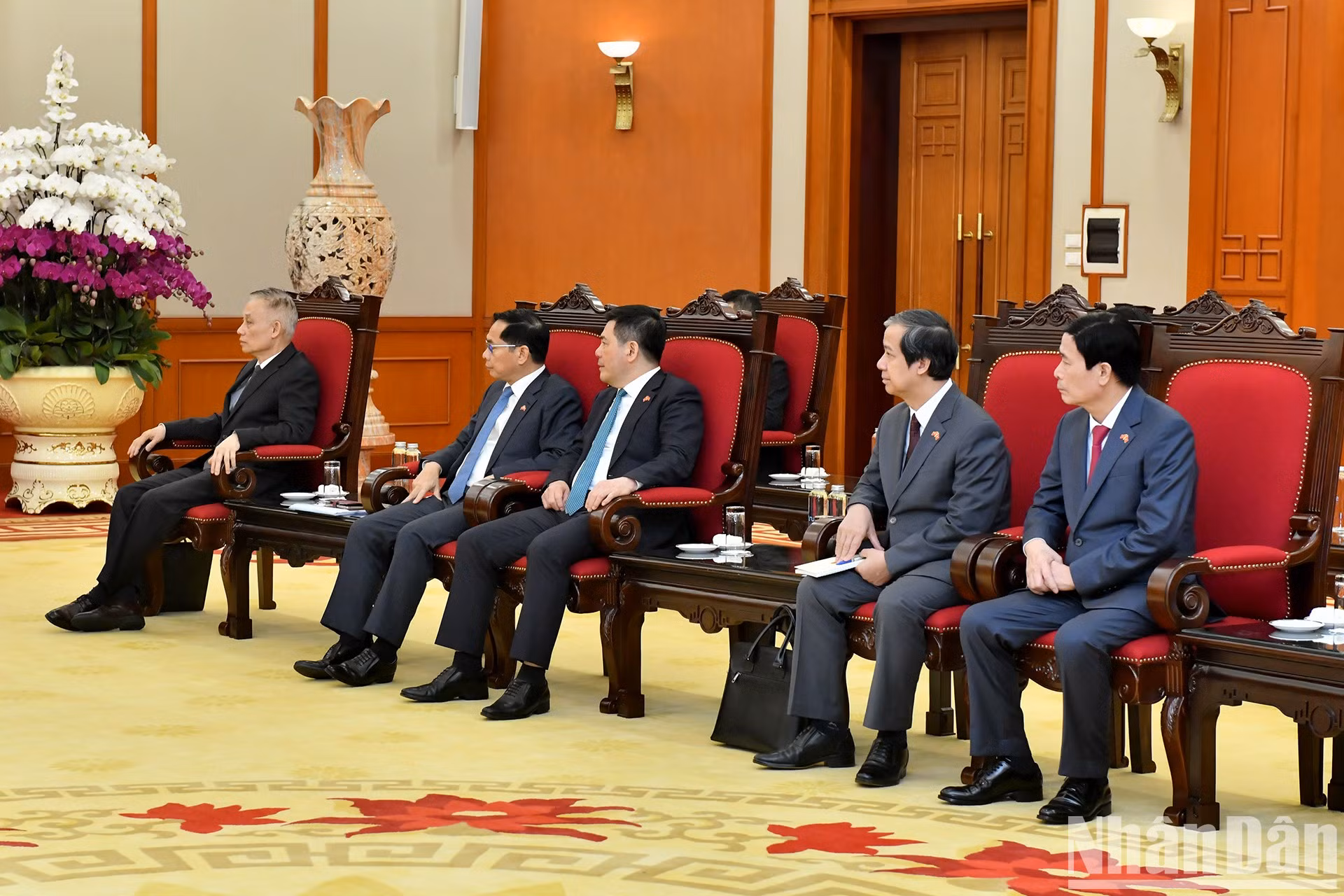 Funcionarios vietnamitas acuden al encuentro.