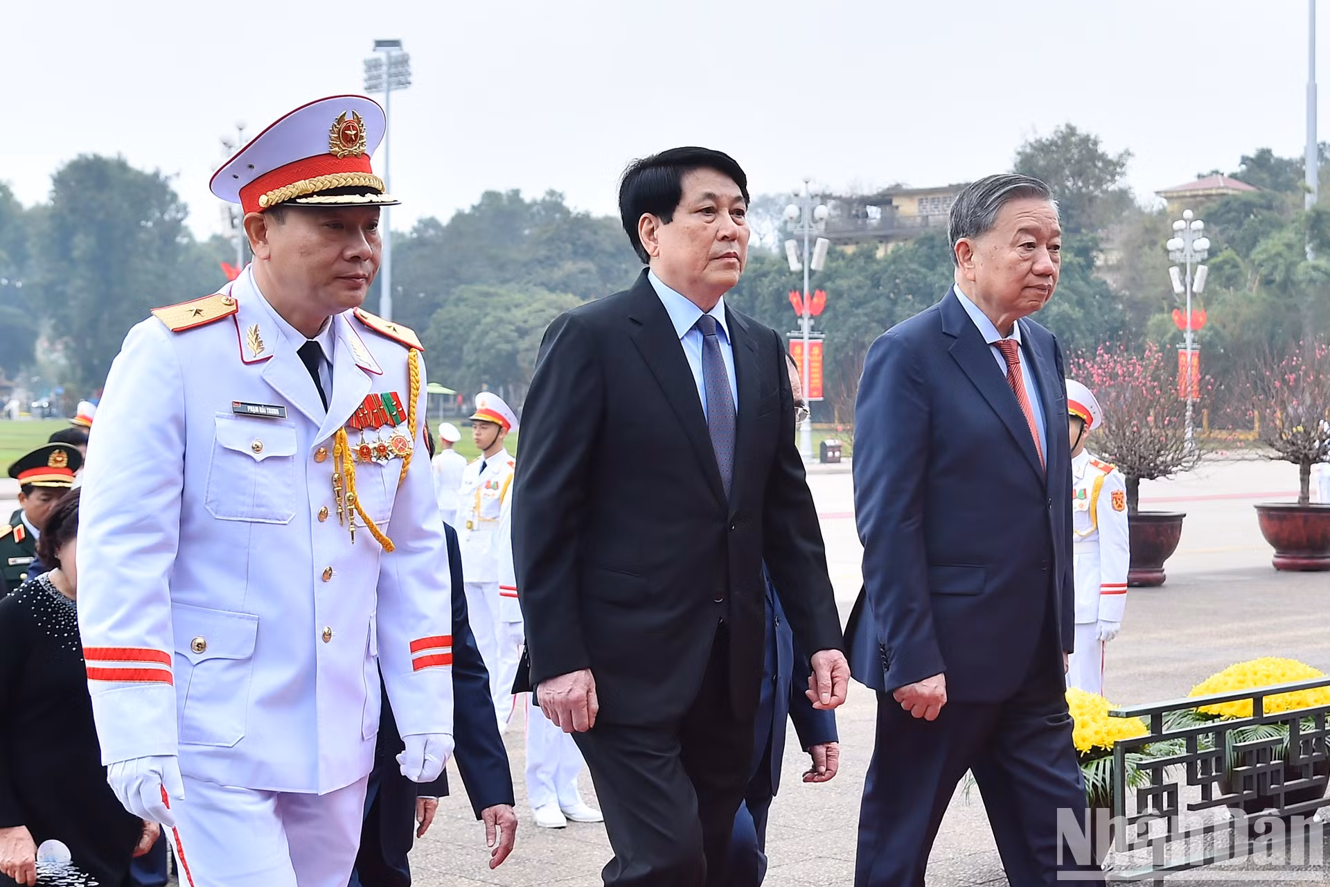 El Secretario General del Partido Comunista de Vietnam, To Lam (izquierda), y el Presidente, Luong Cuong (centro), encabezan la delegación.