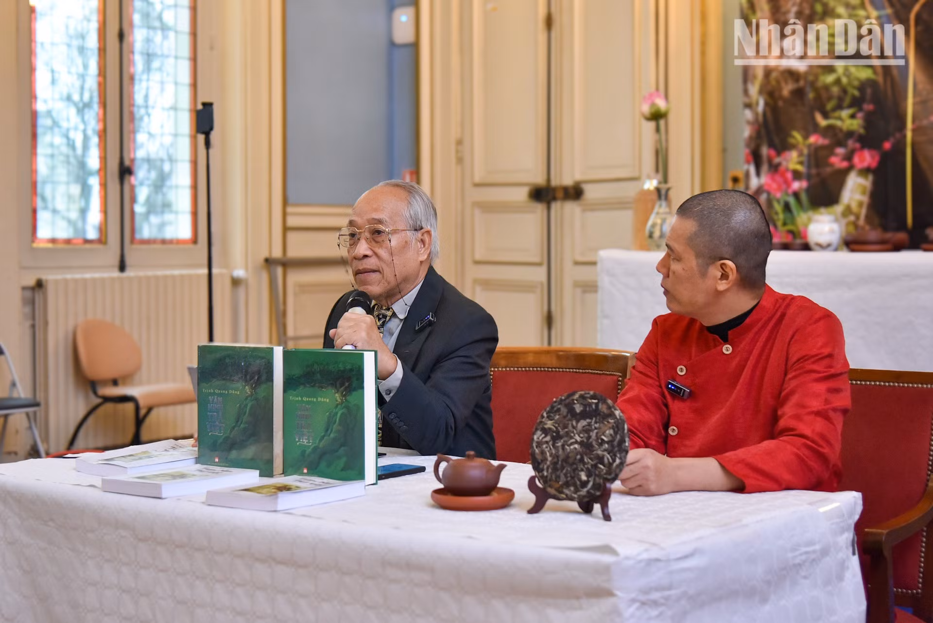 Los asistentes tienen la oportunidad de intercambiar opiniones con el científico Trinh Quang Dung, de la Academia de Ciencia y Tecnología de Vietnam y autor del libro La cultura del té vietnamita. La obra se considera una enciclopedia que describe la historia y la cultura del té, y demuestra que Vietnam es el país con las plantas de té más antiguas del mundo.