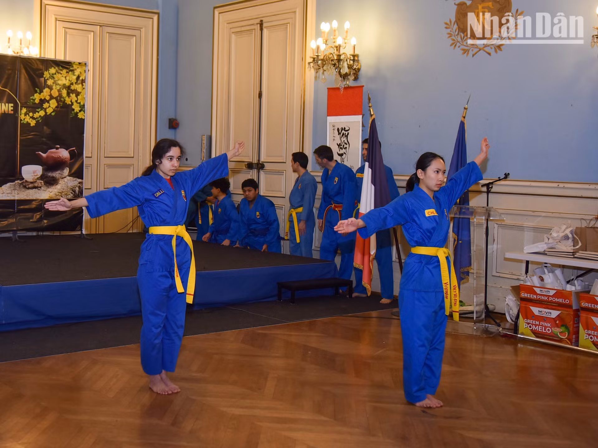 Maestros y estudiantes de la Federación de Artes Marciales Tradicionales de Vietnam en Francia realizaron actuaciones de del arte marcial Vovinam.