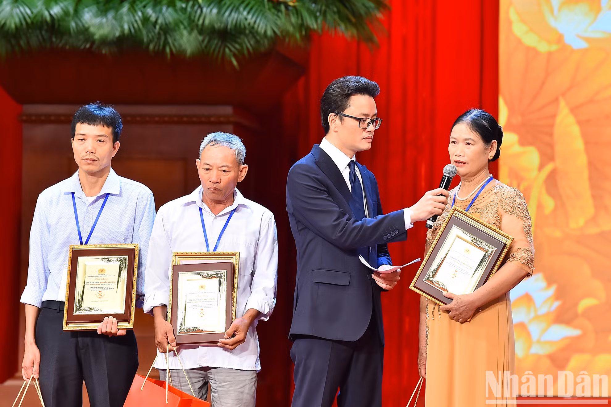 En una conversación con Pham Thi Vinh, hermana del mártir Pham Van Thuoc. Se trata de una de las cuatro familias que encuentran a sus familiares mediante pruebas genéticas.