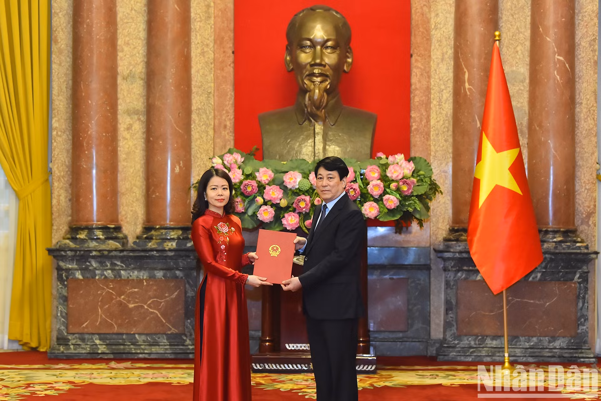 El presidente del país, Luong Cuong, entrega la decisión de nombramiento a la vicecanciller Nguyen Minh Hang.