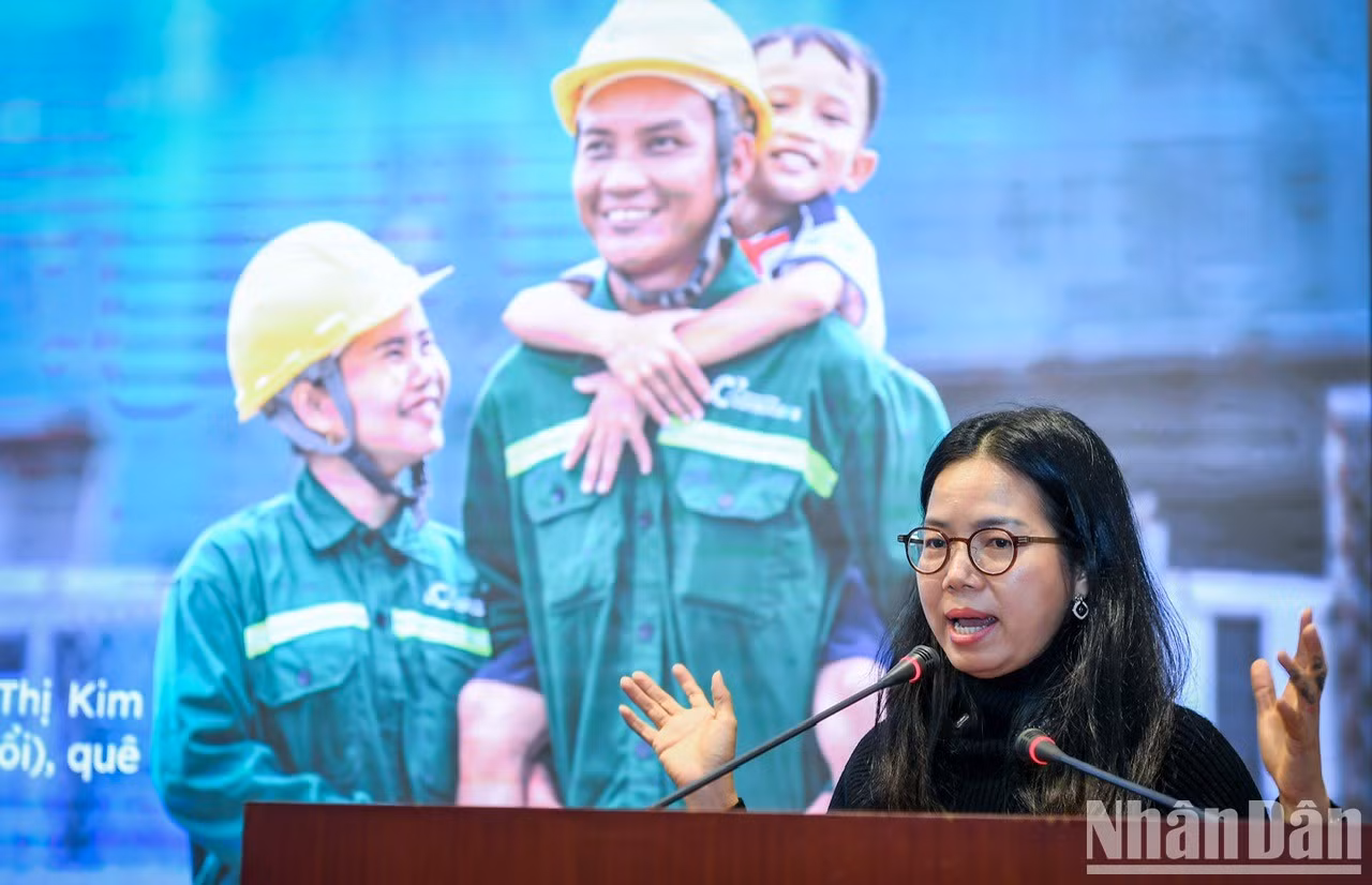 La subgerente general de Coteccons, Nguyen Trinh Thuy Trang, habla en el acto de lanzamiento.