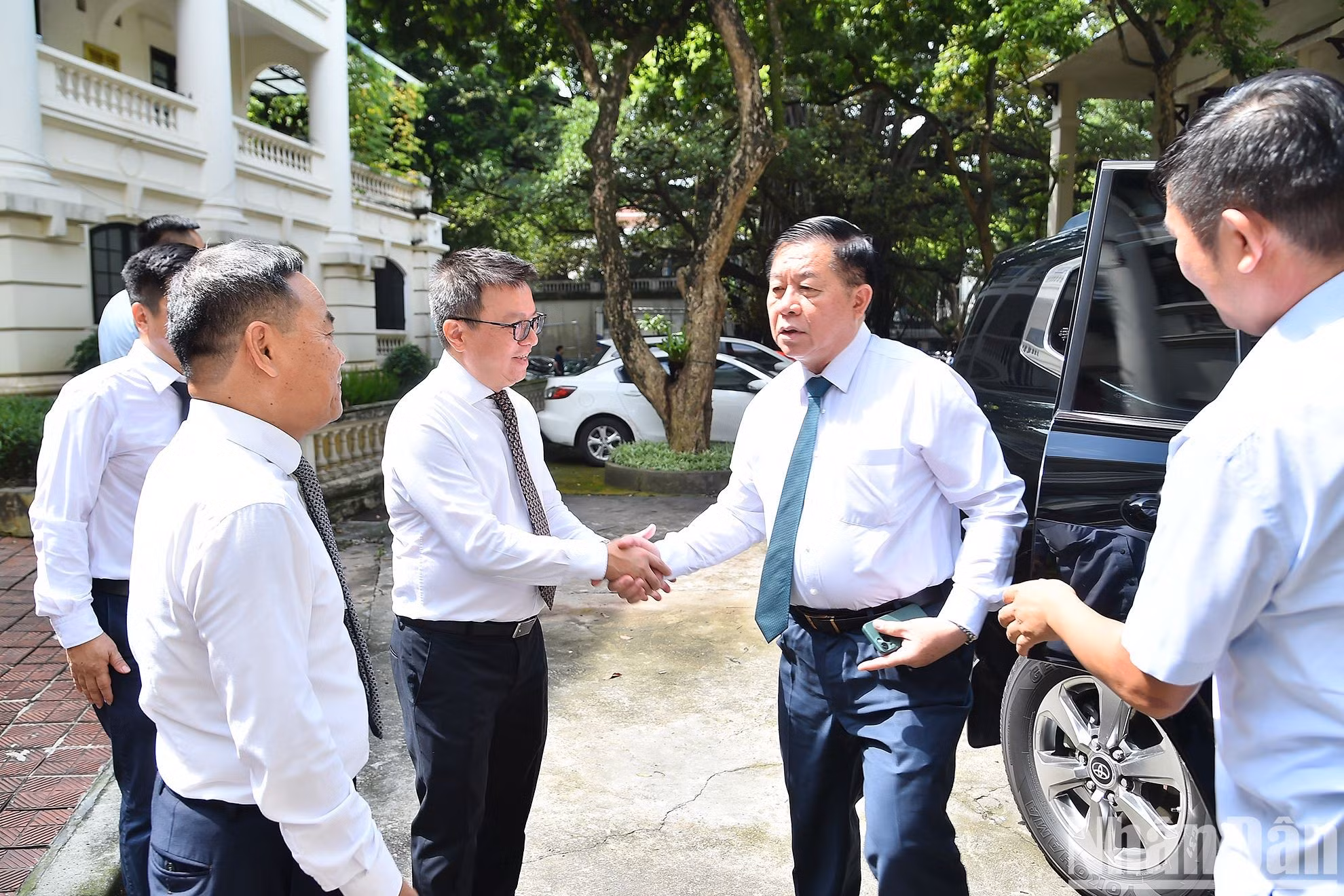 El presidente editor de Nhan Dan, Le Quoc Minh, y los redactores subjefes reciben al jefe de la Comisión de Comunicación y Educación del Comité Central del Partido Comunista de Vietnam, Nguyen Trong Nghia.