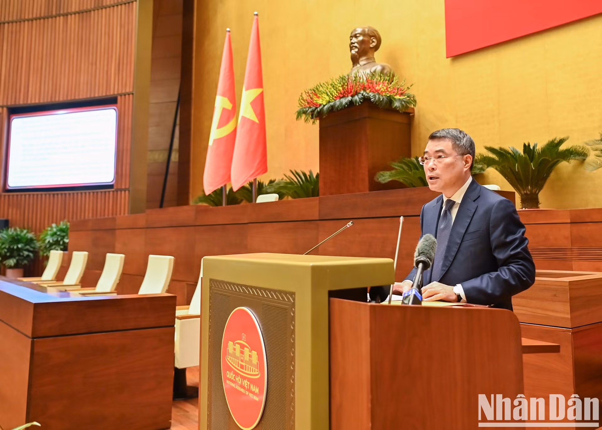 El jefe de la Comisión de Organización del Comité Central de la fuerza política, Le Minh Hung, pronuncia un discurso sobre la racionalización del aparato político.
